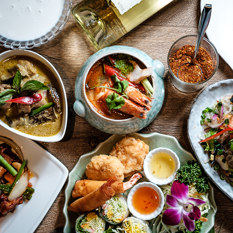 たくさんの美味しそうなエスニック料理の写真